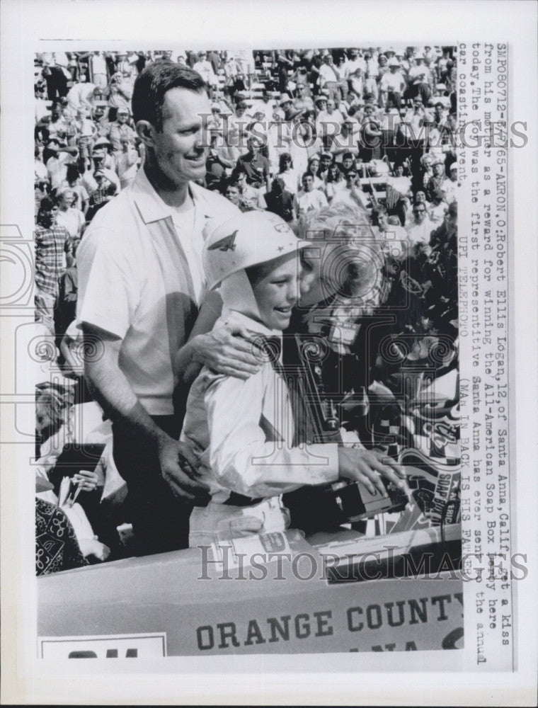 1965 Press Photo Soap Box Derby Winner Robert Logan with Parents - Historic Images