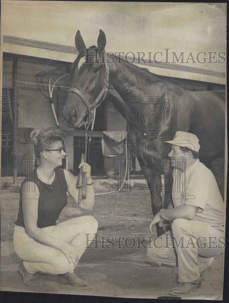 1967 Press Photo Drive Al Langille &amp; Wife Admire Pacer Cush Battle - Historic Images