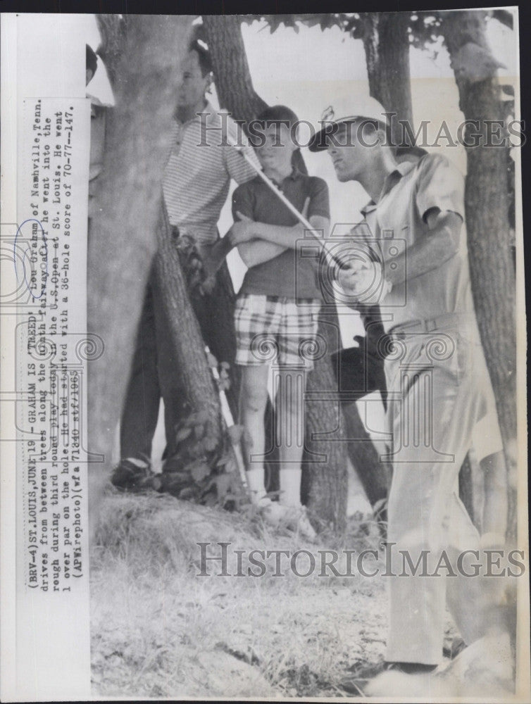 1965 Press Photo Lou Graham Drives from Between Trees at U. S. Open - Historic Images