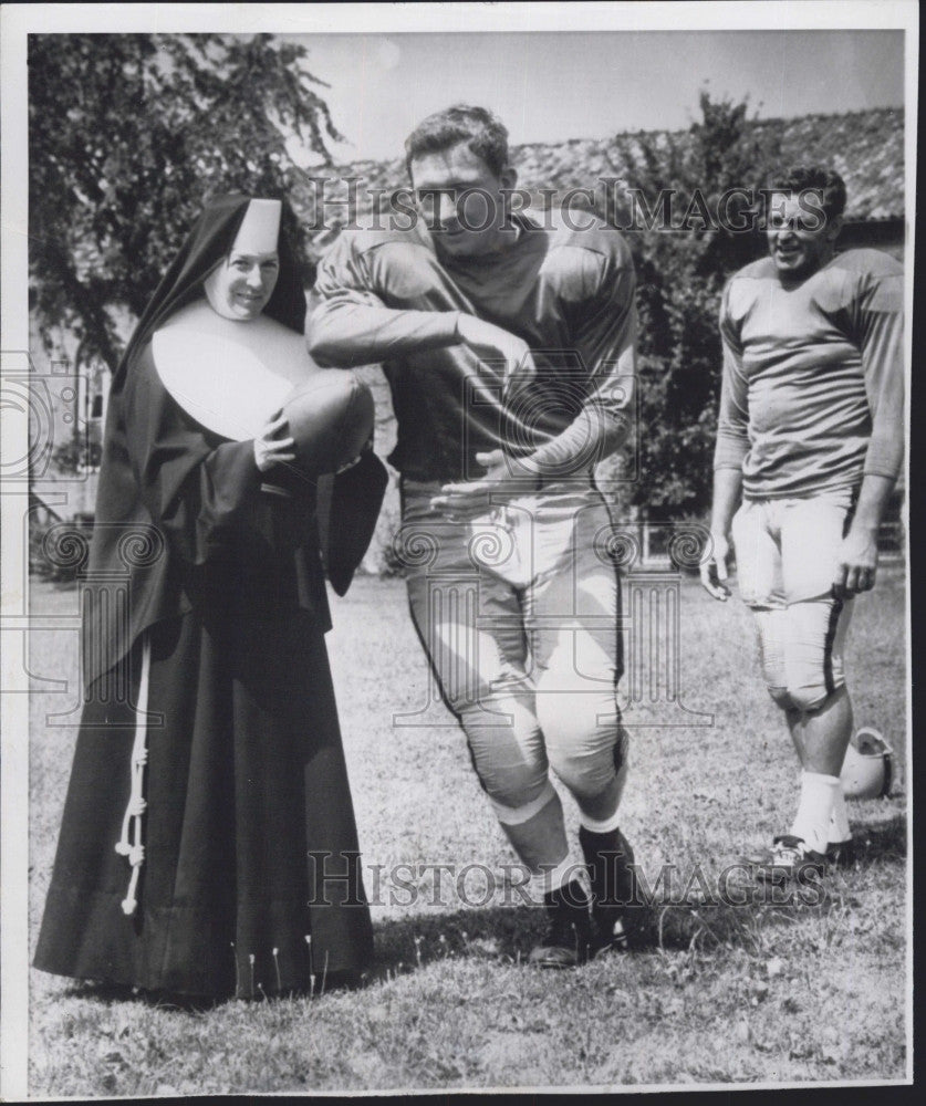 1957 Press Photo Sister Mary Anthony &amp; Johnny Lattner of Steelers - Historic Images