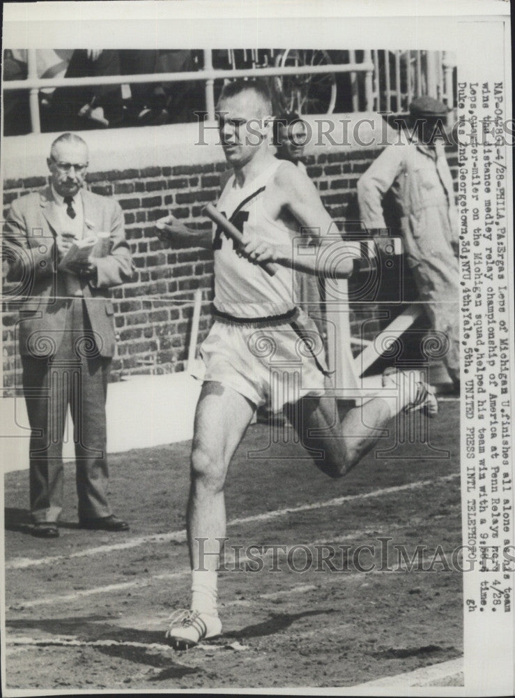 1960 Press Photo Ergas Leps or Michigan University Wins Relay Race - Historic Images