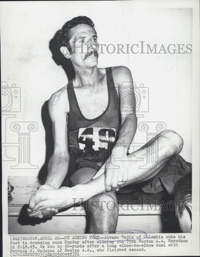 1971 Press Photo Alvaro Mejia Wins Boston Marathon by 20 Yards - Historic Images