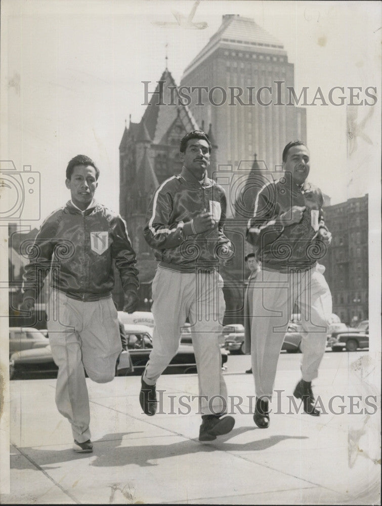 1956 Press Photo Doroteo Flores, Petro Rosales &amp; Luis Velsaquez Training Maratho - Historic Images