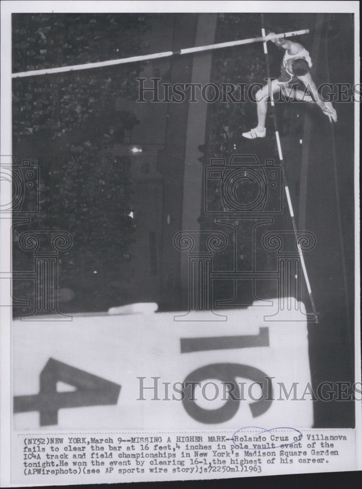 1963 Press Photo Rolando Crus of Villanova Fails to Clear Pole Vault Bar - Historic Images