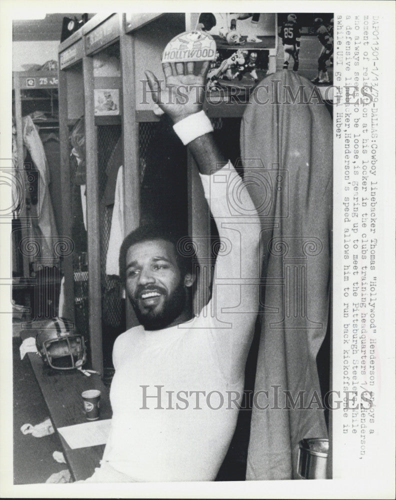 1979 Press Photo Thomas &quot;Hollywood&quot; Henderson in Dallas Cowboys&#39; Locker Room - Historic Images