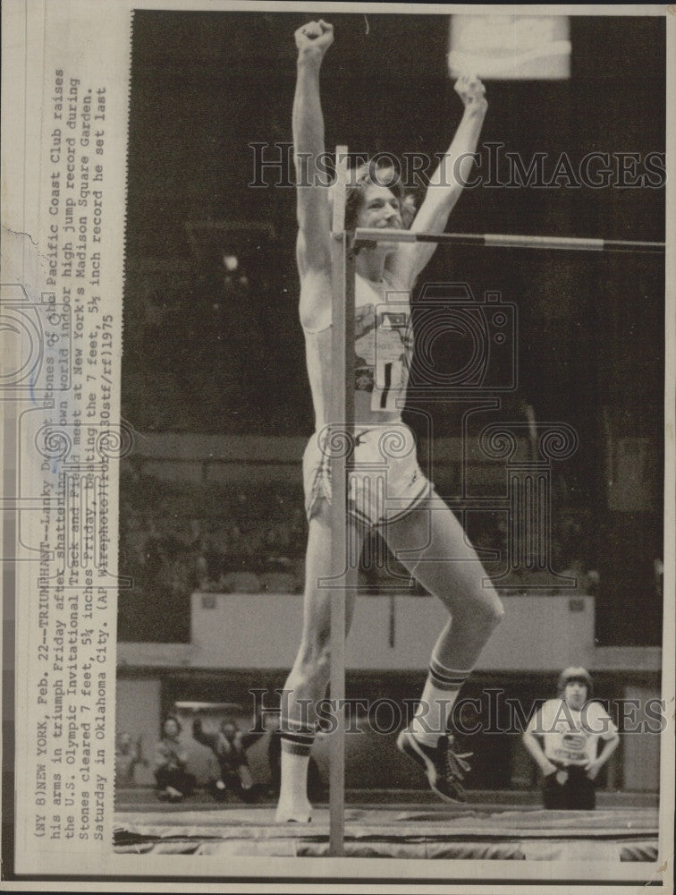 1975 Press Photo Dwight Stones Sets Indoor High Jump Record US Olympic Meet - Historic Images