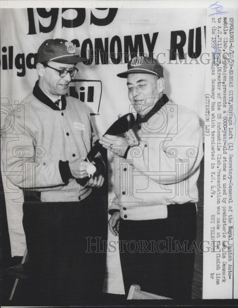 1959 Press Photo Vagn Loft Danish Automobile Club Present 6000 Year Old Axe - Historic Images