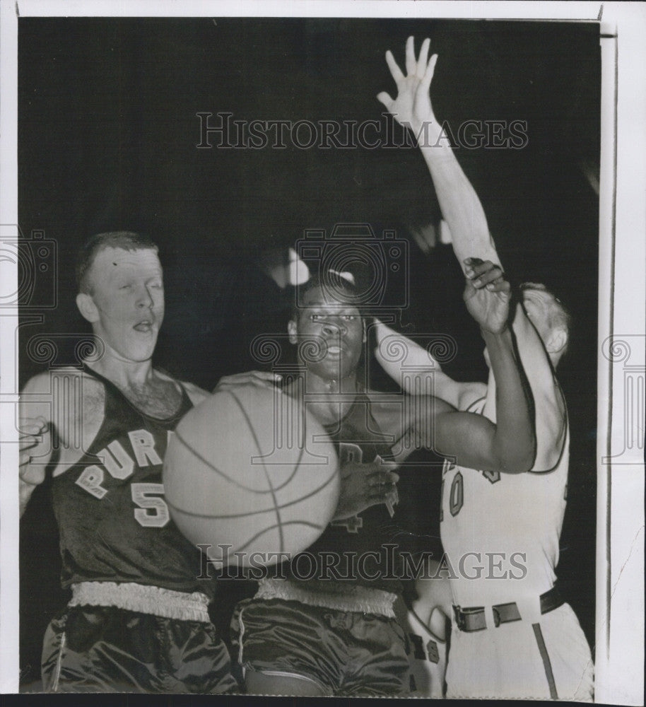 1957 Press Photo Purdue Basketball Players Bill Graves And Lamar Lundy - Historic Images