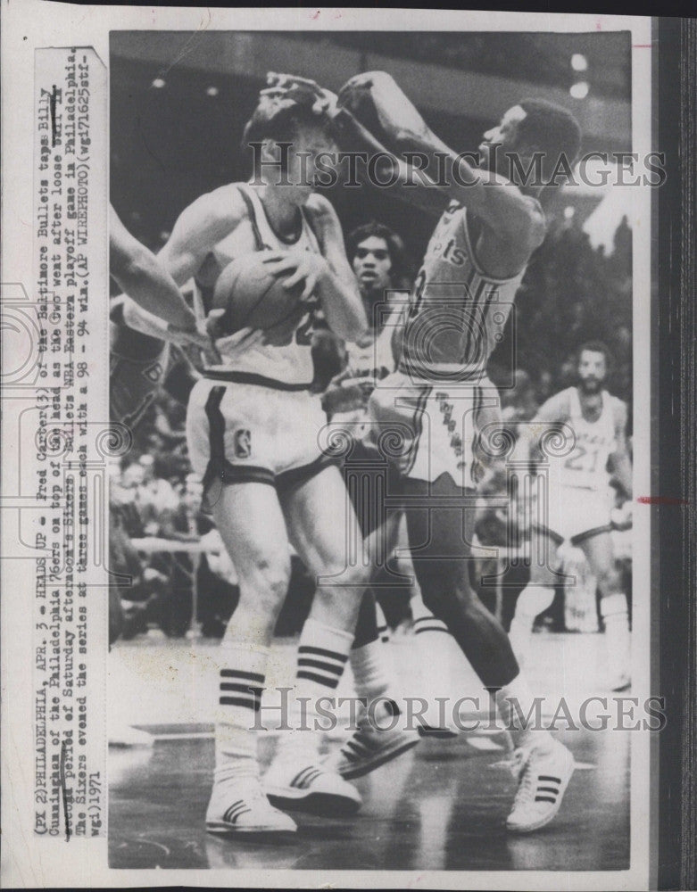 1971 Press Photo Fred Carter, Baltimore Bullets vs B Cunningham Phildelphia 76s - Historic Images