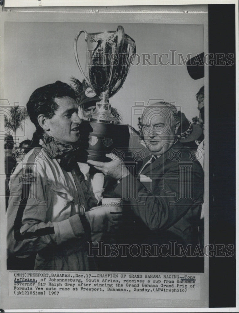 1967 Press Photo Tony Jeffries & Bahamas Gov, Sir Ralph Gray at Grand Prix win - Historic Images