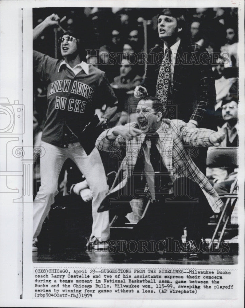 1974 Press Photo Milwaukee Bucks Coach Larry Costello &amp; Assistants During Game - Historic Images