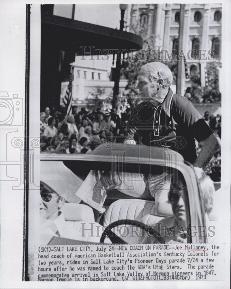 1973 Press Photo Basketball Coach Joe Mullaney Rides In Parade - Historic Images