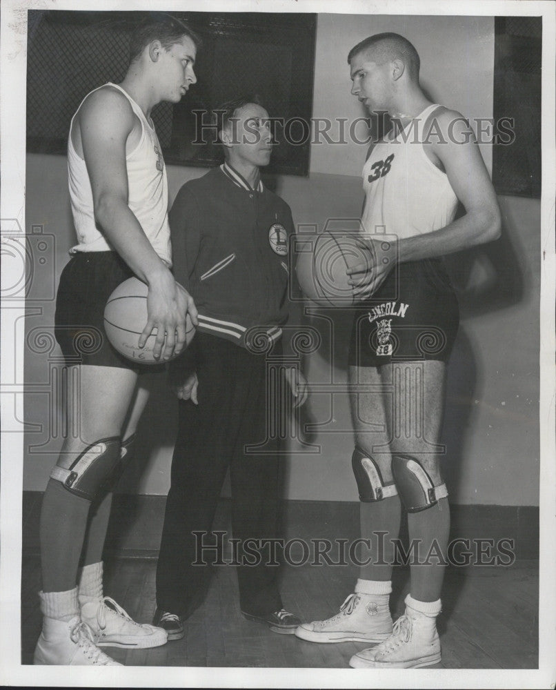 1957 Press Photo Lincoln High Coach Norm Dalthrop With Two Of His Players - Historic Images