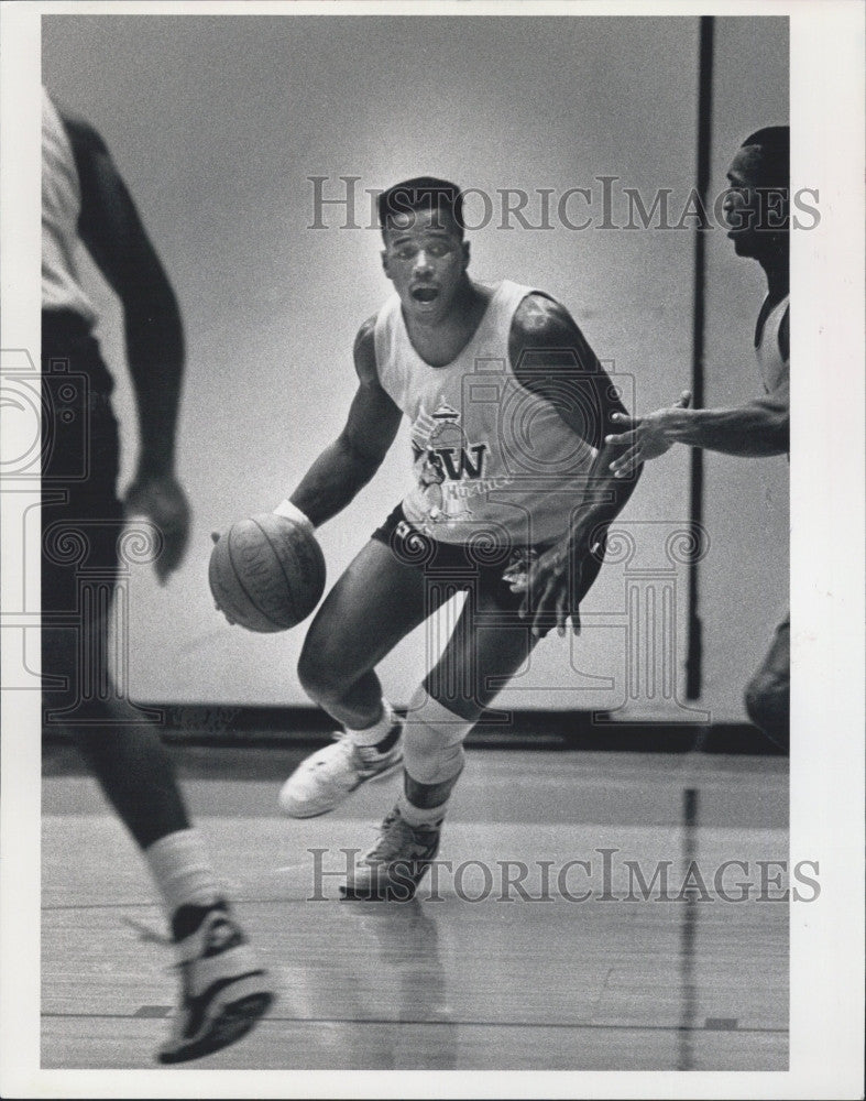 1988 Press Photo Maurice Riggs Works Out With Huskies - Historic Images