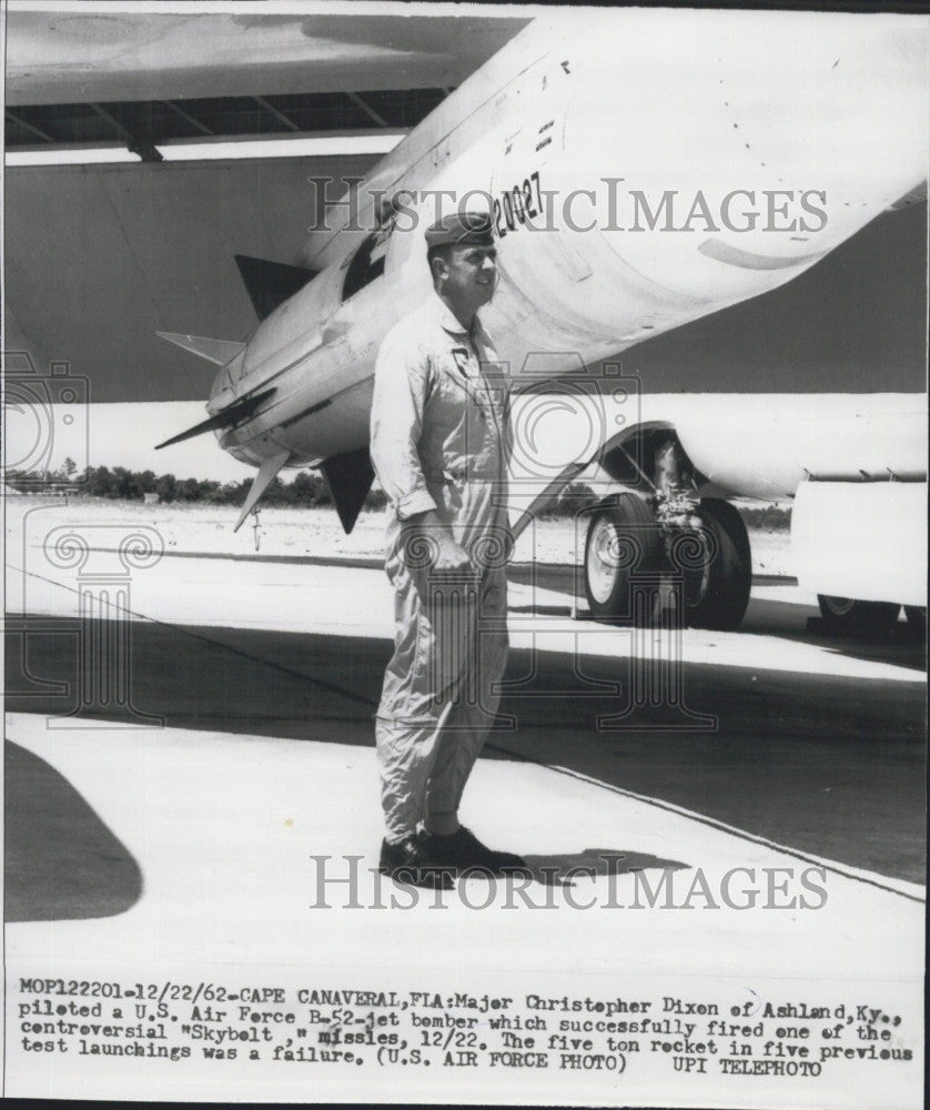 1962 Press Photo Maj. Christopher Dixon &amp; B-52 bomber - Historic Images