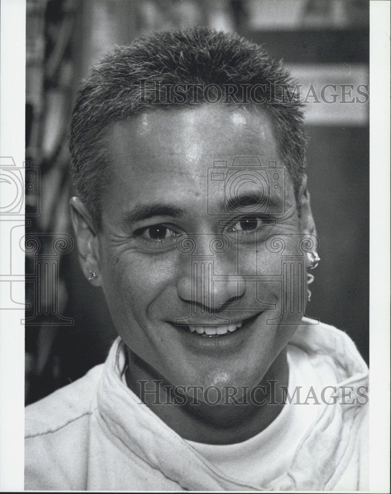 1995 Press Photo Olympic Diver Greg Louganig Signs Autographs at Bookstore - Historic Images