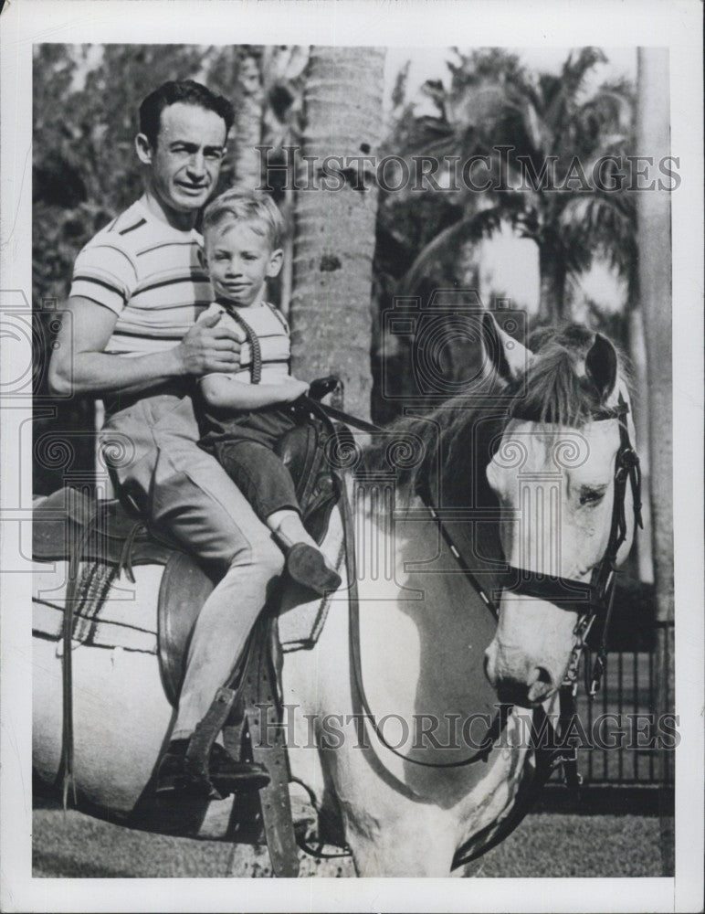 1943 Press Photo Ted Atkinson With 11 Wins &amp; Son Johnny Age 2 - Historic Images