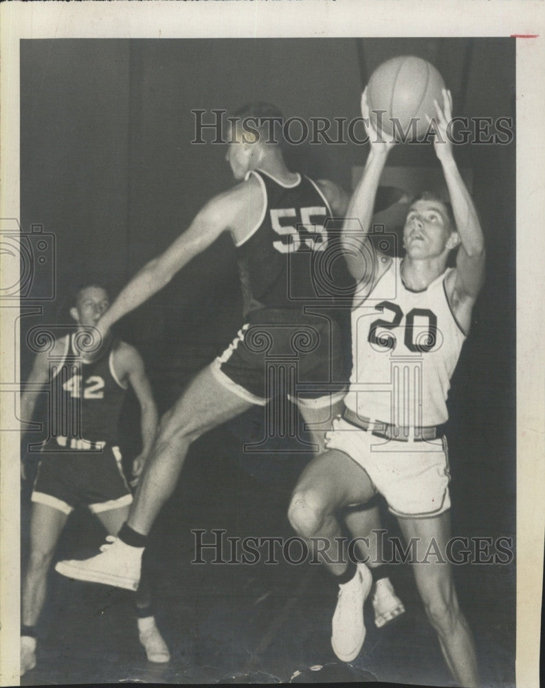 1962 Press Photo Harold  Lanier &amp;  basketball players on the court - Historic Images