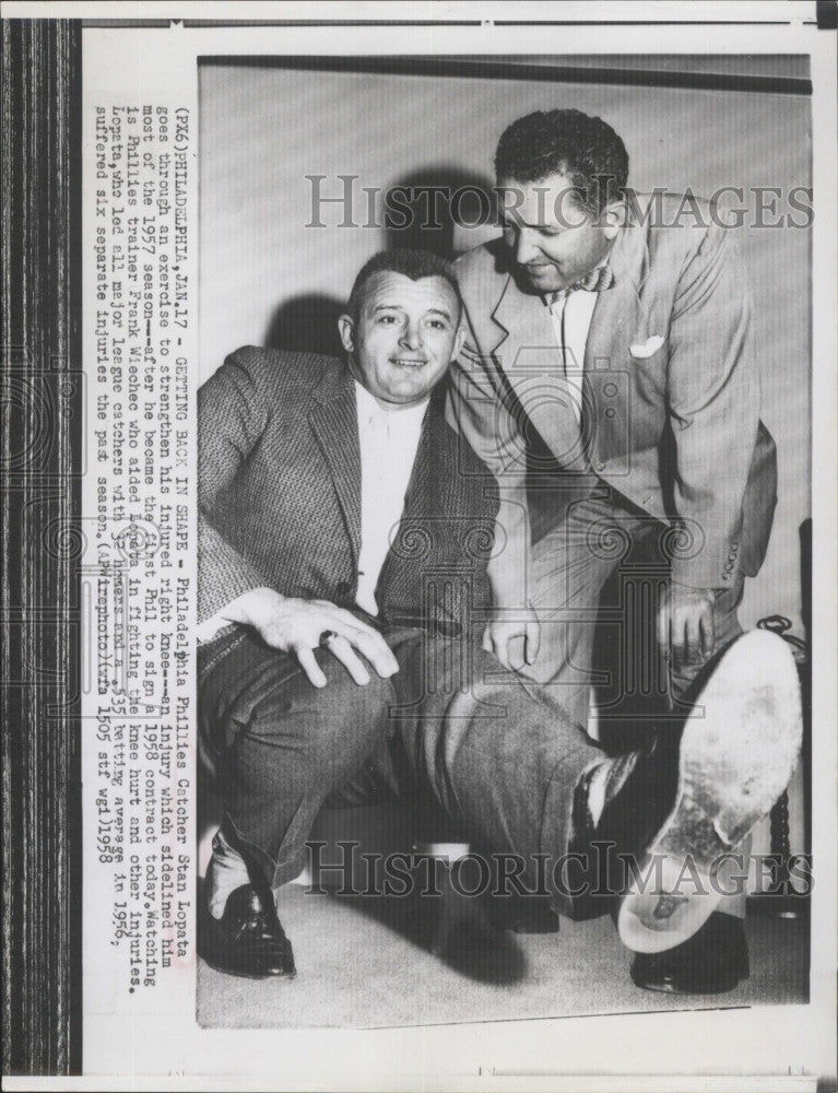 1958 Press Photo Phildelphia Phillies catcher Stan Lopata & trainer F Wiechec - Historic Images