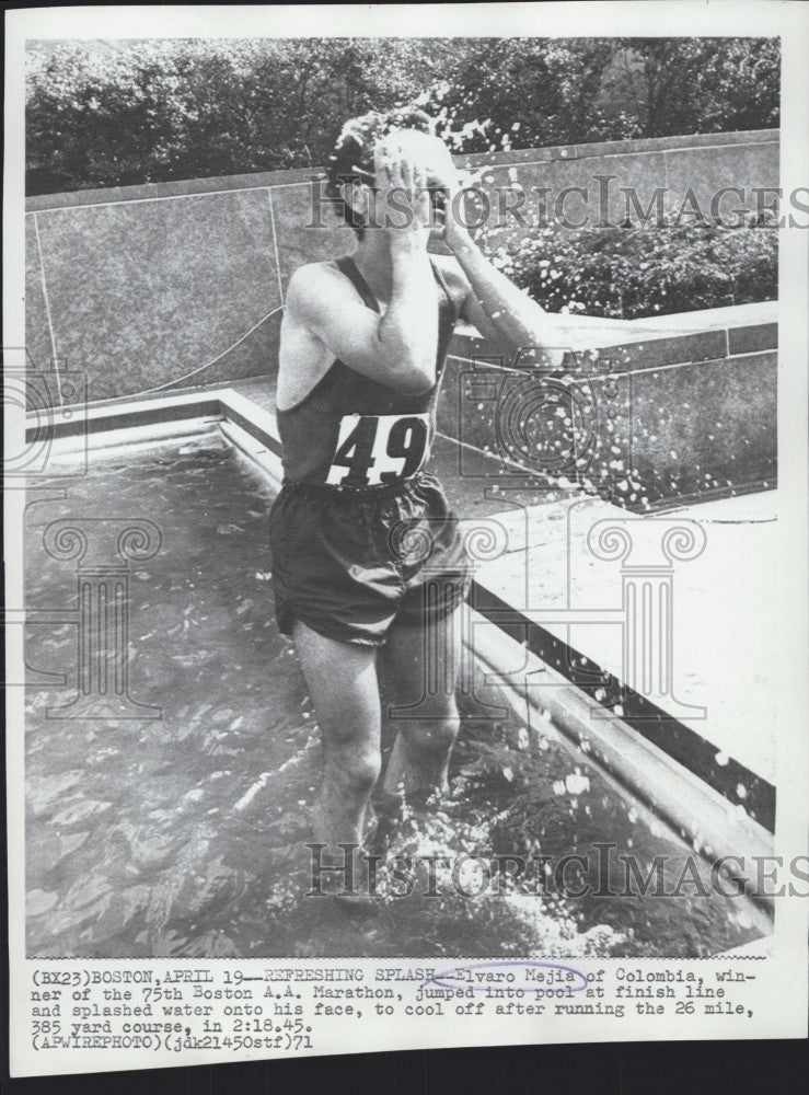 1971 Press Photo Elvaro Mejias after winning Boston marathon - Historic Images