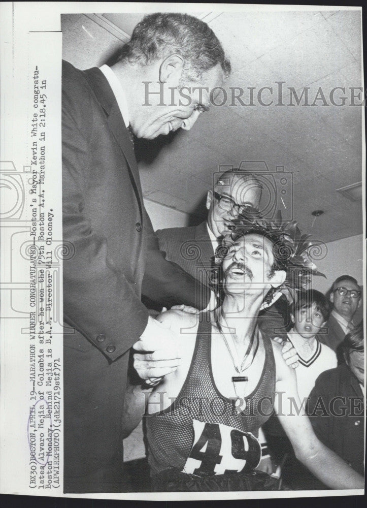 1971 Press Photo Elvaro Mejias after winning Boston marathon &amp; Mayor K White - Historic Images