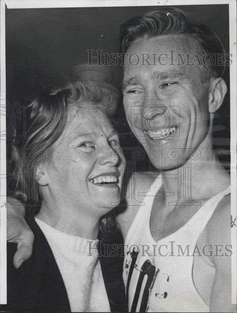 1960 Press Photo David McKenzie wins Boston Marathon stands with wife - Historic Images