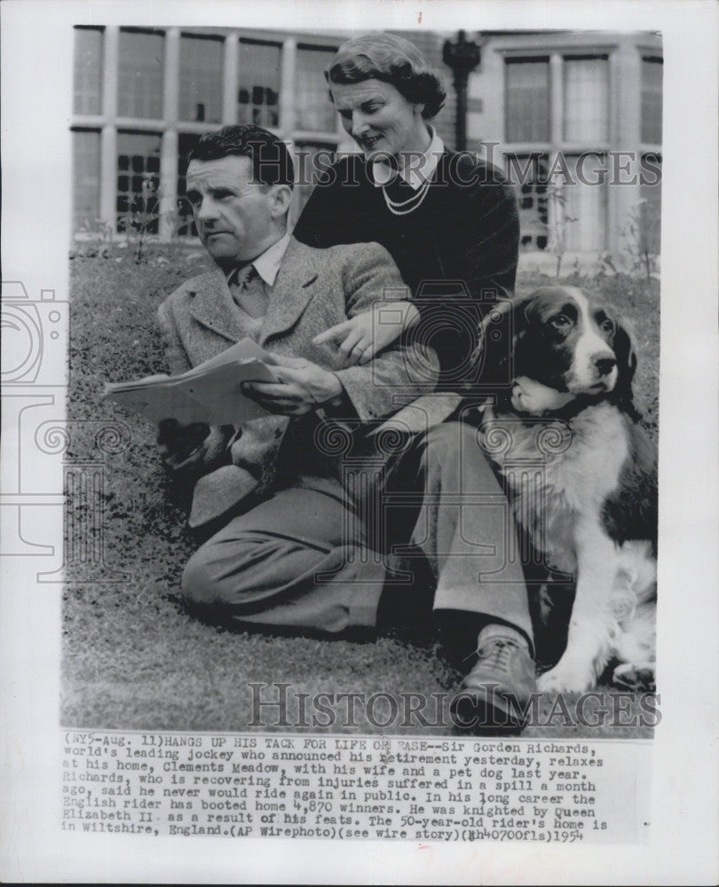 1954 Press Photo Sir Gorden Richards, Jockey With Wife And Pet Dog To Retire - Historic Images