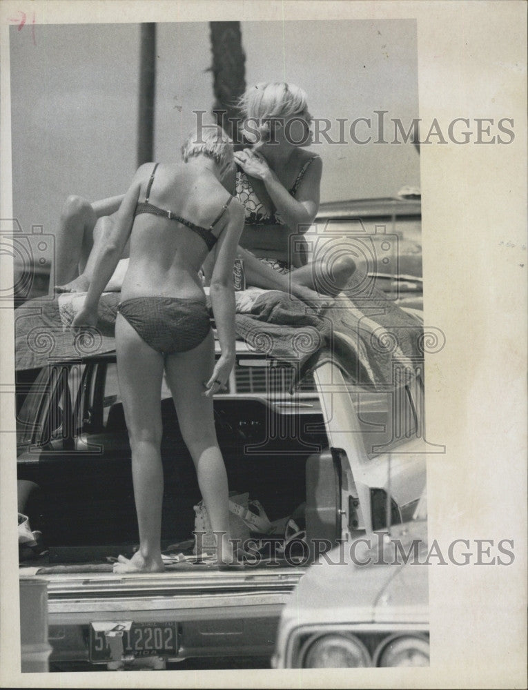 1970 Press Photo Beach goers at  speed boat races in Tampa Bay, Florida - Historic Images