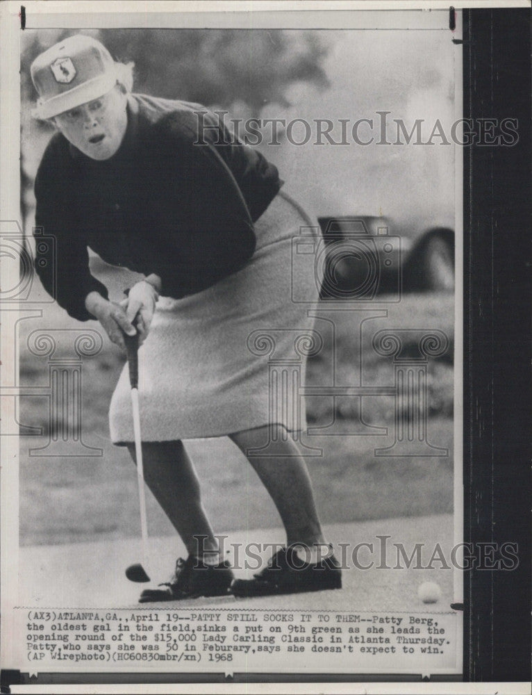 1968 Press Photo leader Patty Berg sinks a put at Lady Carling Classic - Historic Images