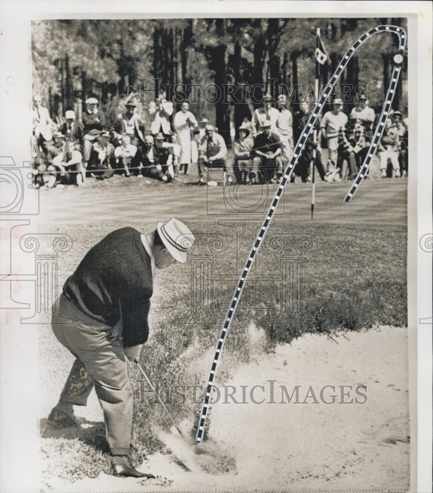 1960 Press Photo  Mike Souchak putts in Masters golf - Historic Images