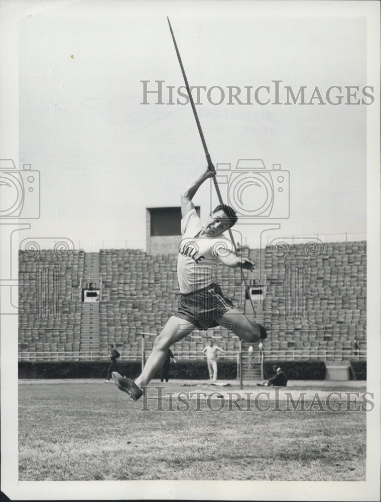 1955 Press Photo  Al Cantello ready for his javelin throw at track meet - Historic Images