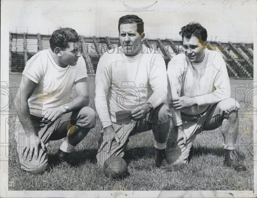 1960 Press Photo Ted Galligan New Coach At Rindge Flanked By Players - Historic Images