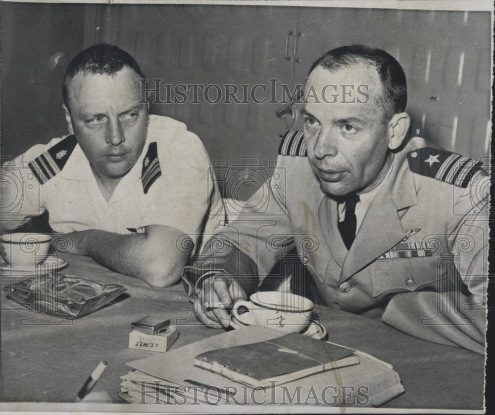 Press Photo Com Malcolm Ross &amp; Lt Com. Victor Prather for balloon flight - Historic Images