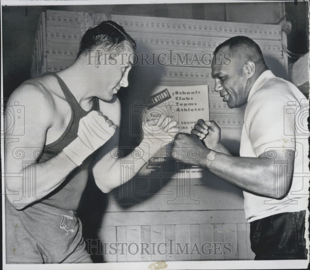 1961 Press Photo Shotputter Bill Neider &amp; boxer Jersey Joe Walcott - Historic Images