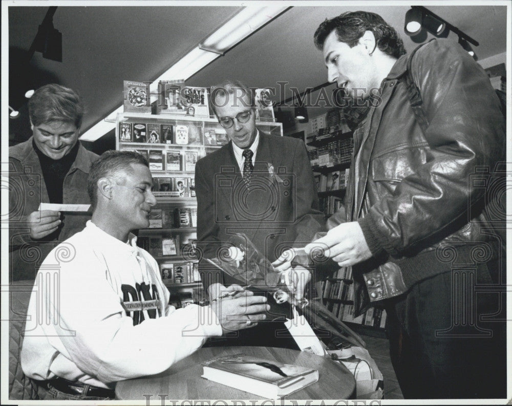 1995 Press Photo Greg Louganis, champion diver signs autographs - Historic Images