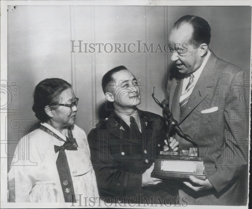 1954 Press Photo Olympic diving champion Sammy Lee gets E. Sullivan Trophy - Historic Images