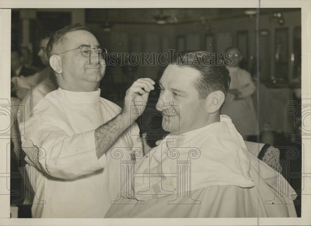 Press Photo Lombardi Gets a Haircut - Historic Images