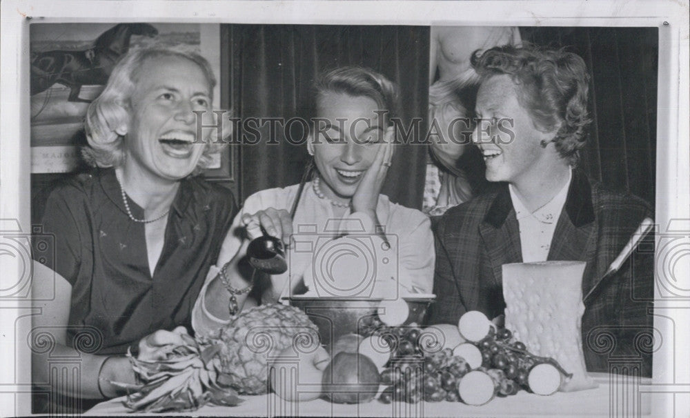 1957 Press Photo Professional Golfer Marlene Bauer, with her ice cream. - Historic Images