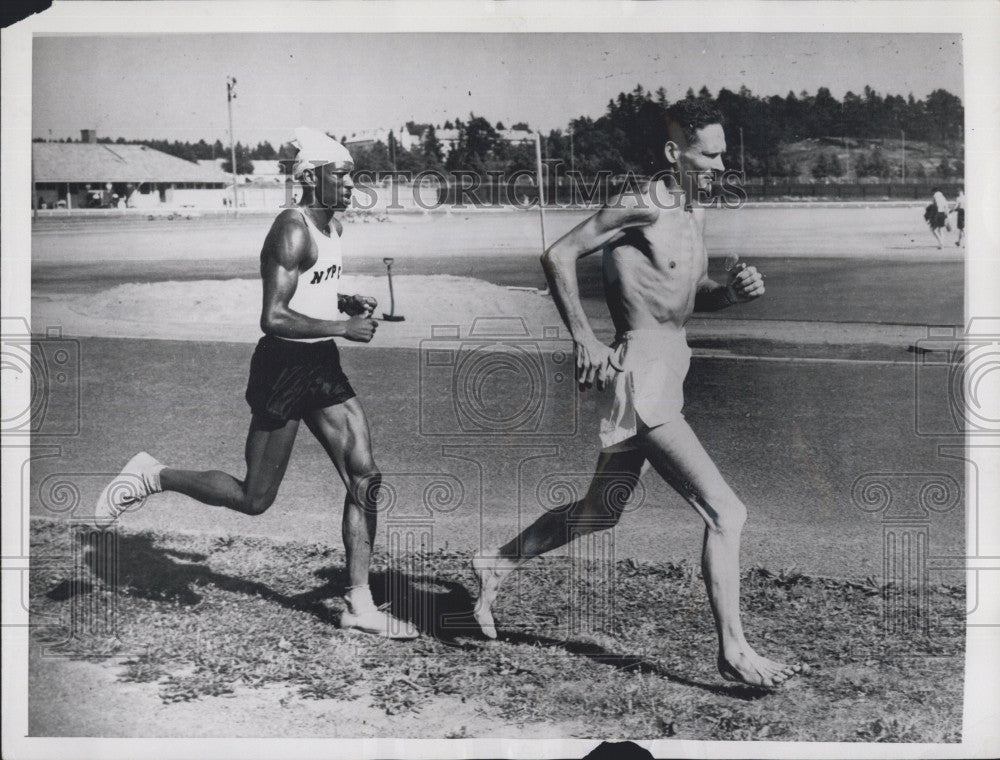 1952 Press Photo USA Olympic Runners Theodore Corbett and Tom Jones Warming Up - Historic Images