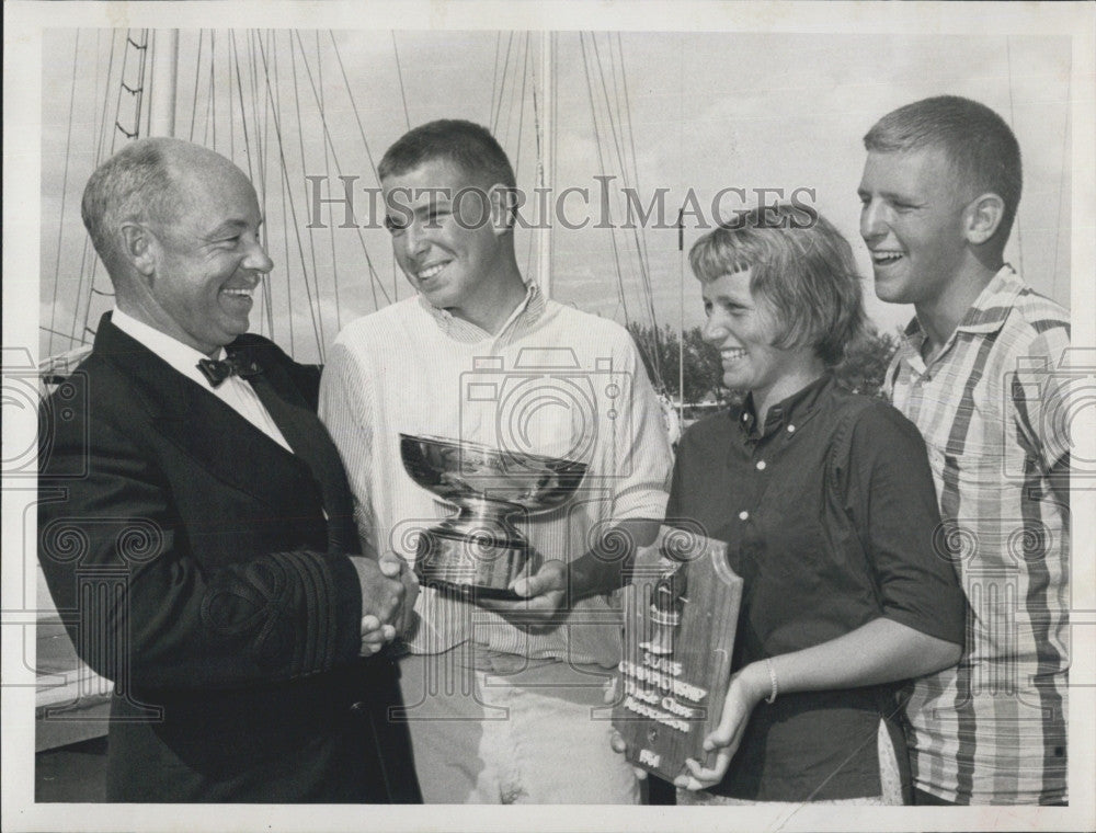 1961 Press Photo Marblehead, Mass, Team Win Sears Cup - Historic Images