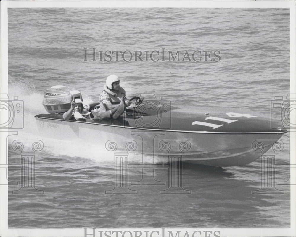 1970 Press Photo Steve Scott Gives Victory Sign after Completing Course - Historic Images