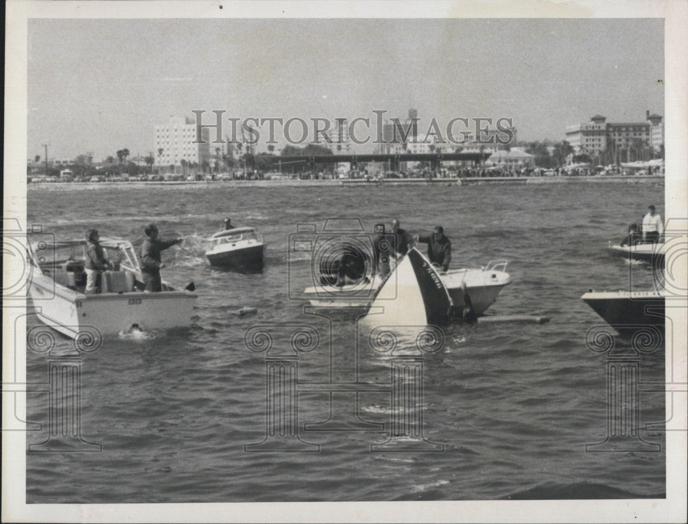 1969 Press Photo Bob Holloway Flips Boat in Arm-Up - Historic Images