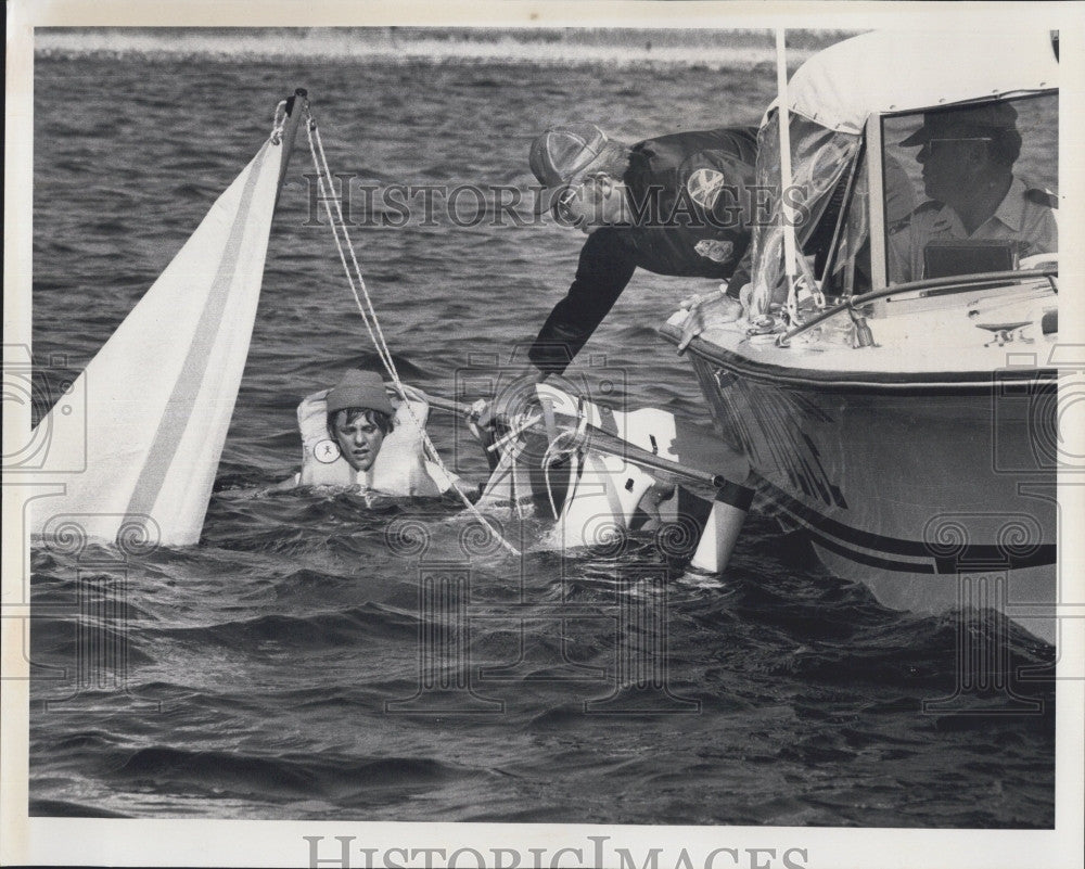 1976 Press Photo &quot;Save Our Ship&quot; Bathtub Race Crew Rescued - Historic Images