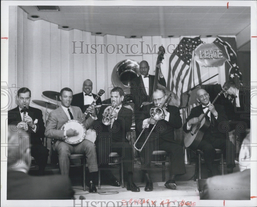 1966 Press Photo Maury Wills pf LA Dodgers Playing the Banjo - Historic Images