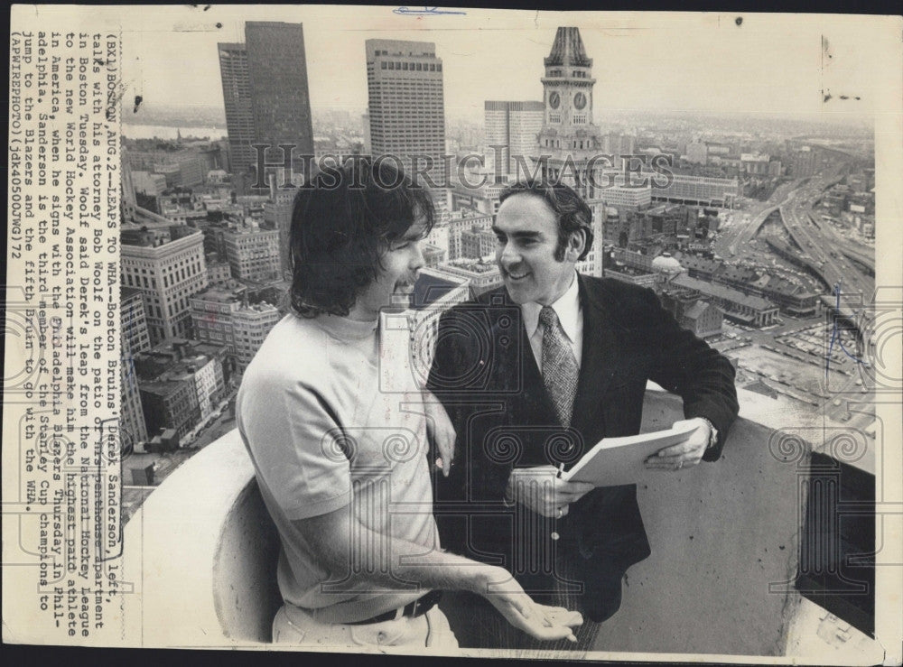 1972 Press Photo Boston Bruins&#39; Dereck Sanderson (L) &amp; Attorney Bob Woolf - Historic Images