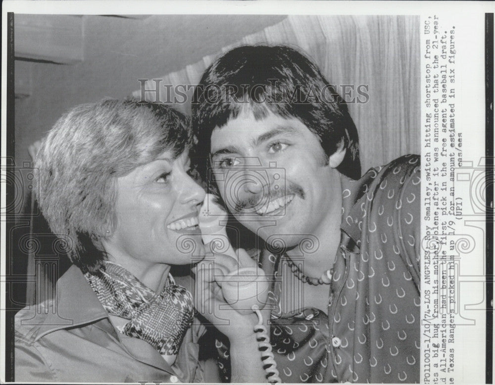 1974 Press Photo Roy Smalley baseball player from Texas Rangers with his monther - Historic Images