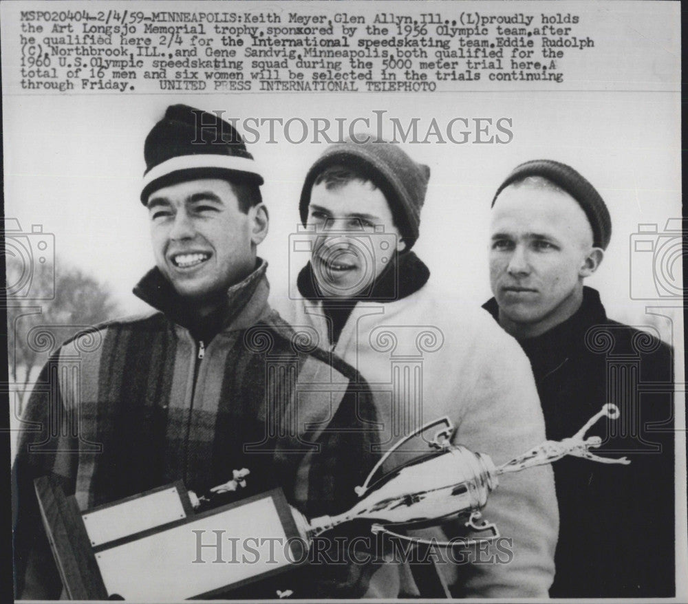 1959 Press Photo Intl.  Speedskating team holds a Art Lonsjo memorial Trophy. - Historic Images