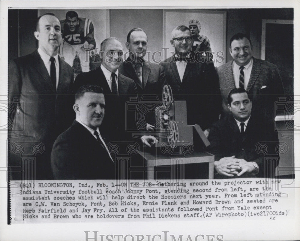 1965 Press Photo Indiana Football Coach Johnny Pont Watches Film With Staff - Historic Images