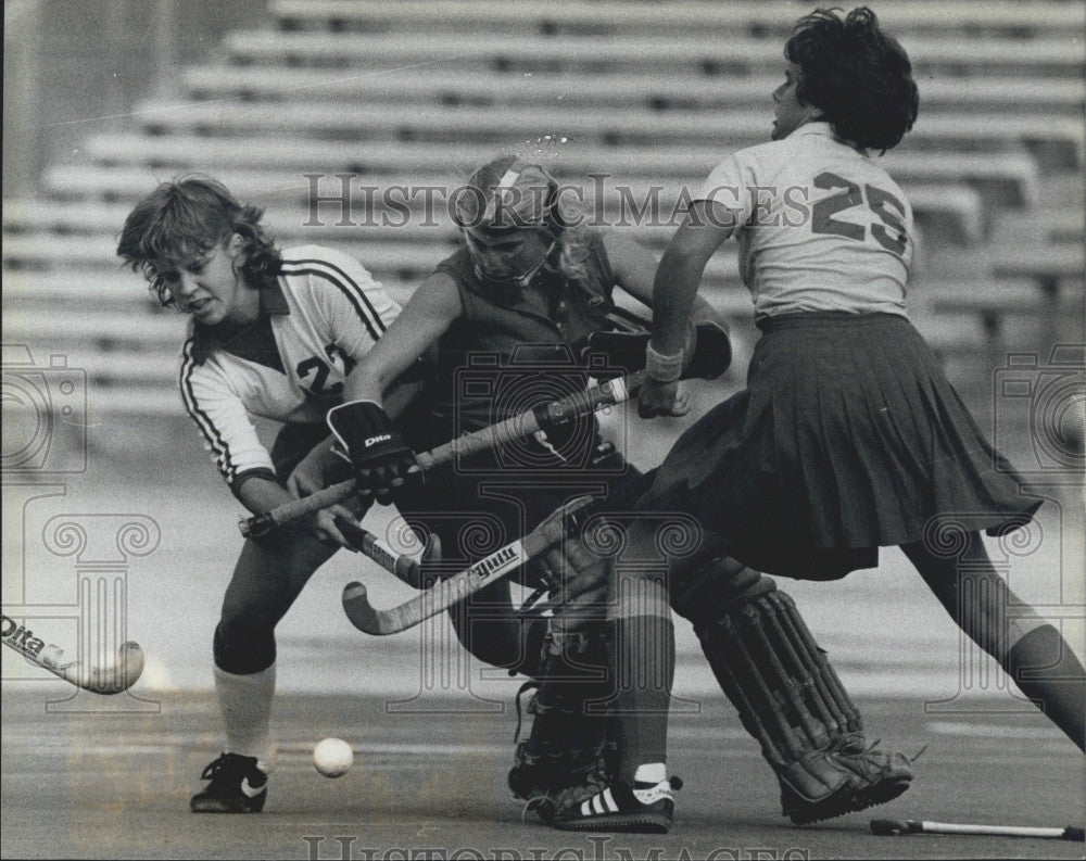 1982 Press Photo San Jose State's Kim Green Takes Shot At NU Goaltender Sekela - Historic Images