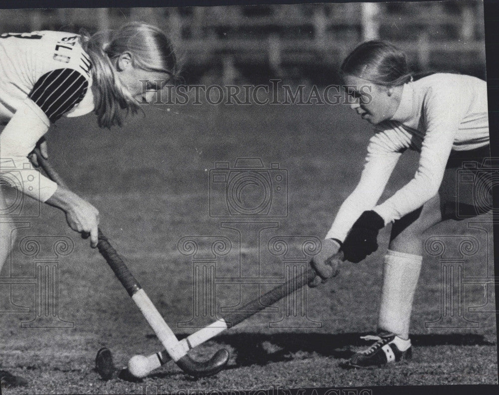 1976 Press Photo Farmer City&#39;s Kathy Bragg &amp; NTW&#39;s Beth Nivens Goes After Ball - Historic Images